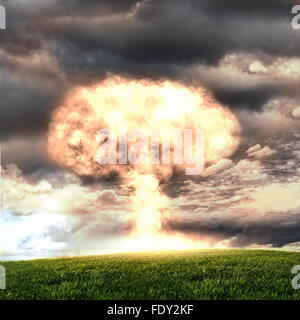 Nukleare Explosion in einer im Freieneinstellung. Symbol für Umweltschutz und die Gefahren der Kernenergie. Stockfoto