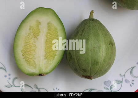 Wanga Früchte, Cucumis Melo Subspecies Melo, Gurke wie aber abgerundete längliche Frucht, leichte farbige Nähte, Gemüse, Salat Stockfoto