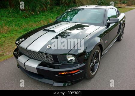 Shelby Mustang GT 2007 schwarz Muscle-Car auf der Autobahn Stockfoto