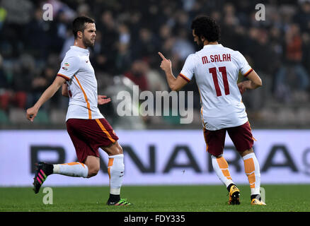 Emilia, Itlay. 2. Februar 2016. Roma Salah feiert nach seinem Tor in der italienischen Serie A-Fußballspiel zwischen Sassuolo und AS Roma im "Mapei-Stadion" in Reggio Emilia, Itlay, am 2. Februar 2016. Roma 2: 0 gewonnen. © Alberto Lingria/Xinhua/Alamy Live-Nachrichten Stockfoto