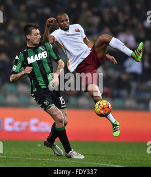 Emilia, Itlay. 2. Februar 2016. Romas Keita (R) konkurriert mit Acerbi von Sassuolo in die italienische Serie A Fußballspiel im "Mapei-Stadion" in Reggio Emilia, Itlay, am 2. Februar 2016. Roma 2: 0 gewonnen. © Alberto Lingria/Xinhua/Alamy Live-Nachrichten Stockfoto