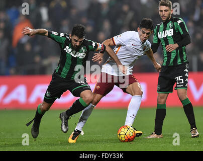 Emilia, Itlay. 2. Februar 2016. Sassuolo Magnanelli (L) konkurriert mit der Roma Perotti während der italienischen Serie A Fußballspiel im "Mapei-Stadion" in Reggio Emilia, Itlay, am 2. Februar 2016. Roma 2: 0 gewonnen. © Alberto Lingria/Xinhua/Alamy Live-Nachrichten Stockfoto