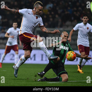 Emilia, Itlay. 2. Februar 2016. Romas Nainggolan (L) konkurriert mit Cannavaro von Sassuolo in die italienische Serie A Fußballspiel im "Mapei-Stadion" in Reggio Emilia, Itlay, am 2. Februar 2016. Roma 2: 0 gewonnen. © Alberto Lingria/Xinhua/Alamy Live-Nachrichten Stockfoto