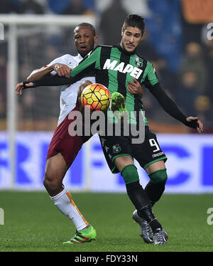 Emilia, Itlay. 2. Februar 2016. Romas Keita (L) konkurriert mit Falcinelli von Sassuolo in die italienische Serie A Fußballspiel im "Mapei-Stadion" in Reggio Emilia, Itlay, am 2. Februar 2016. Roma 2: 0 gewonnen. © Alberto Lingria/Xinhua/Alamy Live-Nachrichten Stockfoto