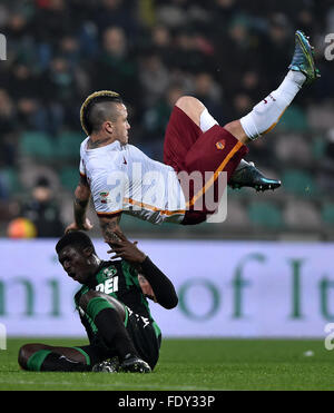 Emilia, Itlay. 2. Februar 2016. Romas Nainggolan konkurriert mit Duncan (unten) von Sassuolo in die italienische Serie A Fußballspiel im "Mapei-Stadion" in Reggio Emilia, Itlay, am 2. Februar 2016. Roma 2: 0 gewonnen. © Alberto Lingria/Xinhua/Alamy Live-Nachrichten Stockfoto