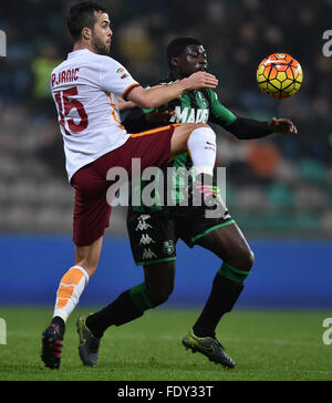 Emilia, Itlay. 2. Februar 2016. Romas Pjanic (L) konkurriert mit Duncan von Sassuolo in die italienische Serie A Fußballspiel im "Mapei-Stadion" in Reggio Emilia, Itlay, am 2. Februar 2016. Roma 2: 0 gewonnen. © Alberto Lingria/Xinhua/Alamy Live-Nachrichten Stockfoto