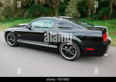 Shelby Mustang GT 2007 schwarz Muscle-Car auf der Autobahn Stockfoto