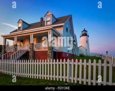 Lincoln County, ME: Pemaquid Point Lighthouse und Pfleger House(1835) bei Sonnenuntergang Stockfoto