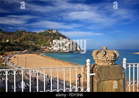 Ondarreta Strand (Playa De La Ondarreta) von Miramar Palace, Donostia - San Sebastian, Baskenland, Spanien gesehen. Stockfoto