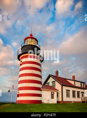 Lubec Maine: West Quoddy Head Light mit Morgenwolken Stockfoto