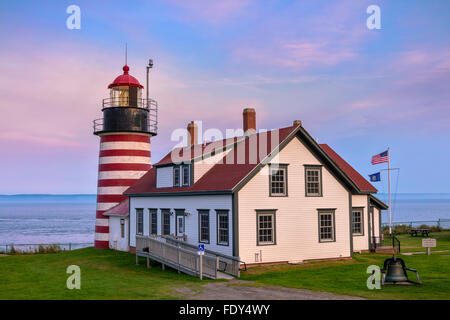 Lubec Maine: West Quoddy Head Light in der Abenddämmerung Stockfoto