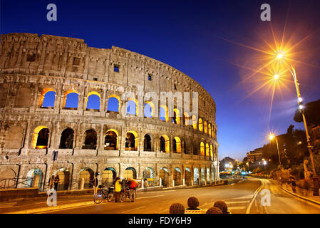 Nachtansicht des Kolosseums auch bekannt als das flavische Amphitheater, Rom, Italien Stockfoto