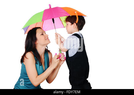 Mutter und ihrem kleinen Sohn zusammen unter einem Dach. Auf einem weißen Hintergrund. Stockfoto