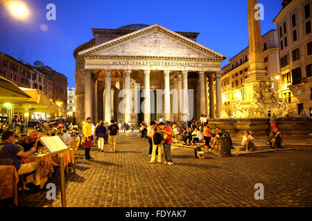 Piazza della Rotonda in der Nacht mit dem Pantheon im Hintergrund. Stockfoto