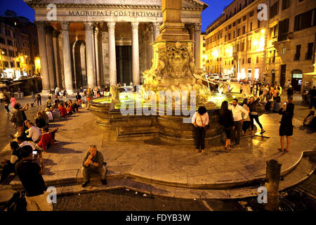 Fontana del Pantheon in Piazza della Rotonda mit dem Pantheon im Hintergrund stehen. Stockfoto