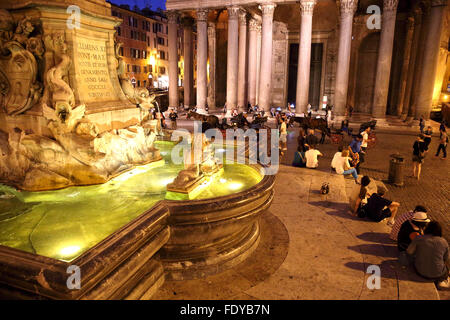 Fontana del Pantheon in Piazza della Rotonda mit dem Pantheon im Hintergrund stehen. Stockfoto