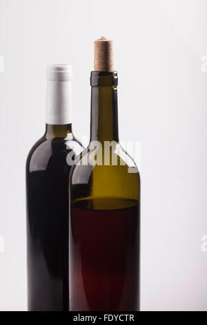zwei Flaschen Wein auf weißem Hintergrund closeup Stockfoto