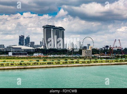 Marina Bay Sands Hotelcasino-Komplex von Singapur Hafen aus gesehen Stockfoto