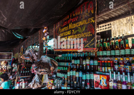 Flaschen von Pflanzenextrakten und Medizin in schamanischen Gasse auch bekannt als Zauberer Gasse in Belen Markt Iquitos im peruanischen Amazonasgebiet Stockfoto