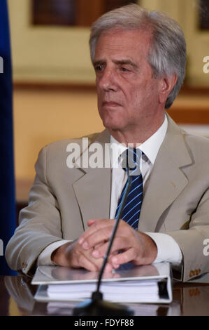 Montevideo, Uruguay. 2. Februar 2016. Uruguays Präsident Tabaré Vázquez besucht eine Pressekonferenz nach einem Treffen mit ehemaligen uruguayischen Präsidenten im Präsidentenpalast in Montevideo, der Hauptstadt von Uruguay, am 2. Februar 2016. Laut Lokalpresse diskutiert Tabaré Vázquez mit den ehemaligen Präsidenten Richtlinien durchgeführt werden, wenn die Entdeckung von Öl im Land bestätigt wird. © Nicolas Celaya/Xinhua/Alamy Live-Nachrichten Stockfoto