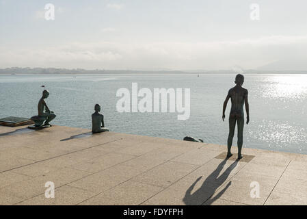 SANTANDER, Spanien - 26. Januar 2016: Los Raqueros - Boys einen Sprung in den Ozean - Skulptur an der Promenade von Santander Stockfoto