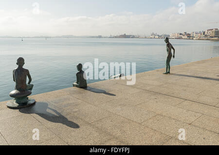 SANTANDER, Spanien - 26. Januar 2016: Los Raqueros - Boys einen Sprung in den Ozean - Skulptur an der Promenade von Santander Stockfoto