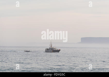 SANTANDER, Spanien - 26. Januar 2016: Guardia Civl Patrouillenboot in den Golf von Biskaya, vor der Küste von Santander Stockfoto