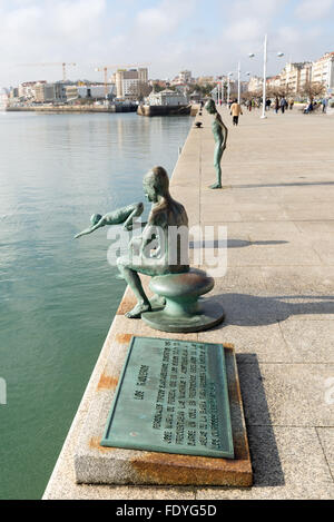 SANTANDER, Spanien - 26. Januar 2016: Los Raqueros - Boys einen Sprung in den Ozean - Skulptur an der Promenade von Santander Stockfoto