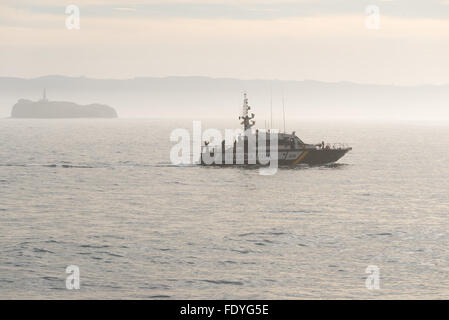 SANTANDER, Spanien - 26. Januar 2016: Guardia Civl Patrouillenboot in den Golf von Biskaya, vor der Küste von Santander Stockfoto