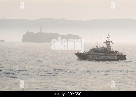 SANTANDER, Spanien - 26. Januar 2016: Guardia Civl Patrouillenboot in den Golf von Biskaya, vor der Küste von Santander Stockfoto