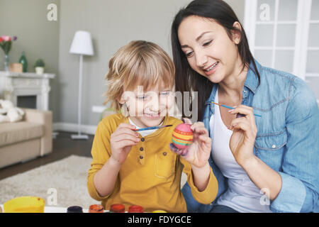 Mutter und Sohn bemalen von Ostereiern vor Urlaub Stockfoto