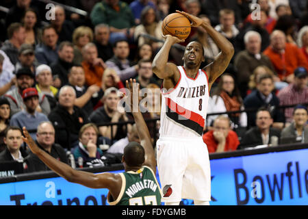 Portland, Oregon, USA. 2. Februar 2016 - führt AL FAROUQ AMINU (8) einen Torwurf. Die Portland Trail Blazers veranstaltete die Milwaukee Bucks in der Moda Mitte am 2. Februar 2016. Foto von David Blair Credit: David Blair/ZUMA Draht/Alamy Live-Nachrichten Stockfoto