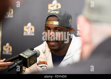 San Jose, Kalifornien, USA. 2. Februar 2016. Denver Broncos defensive End Malik Jackson (97) sprechen Sie mit den Medien im Rahmen einer Pressekonferenz in das Team Hotel in Santa Clara, Kalifornien, für die National Football League Super Bowl 50 zwischen den Denver Broncos und die Carolina Panthers. Eric Canha/CSM Credit: Cal Sport Media/Alamy Live-Nachrichten Stockfoto
