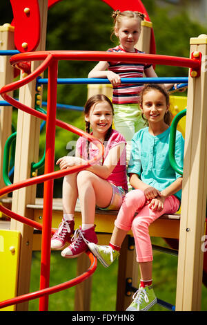 Freundlichen Mädchen verbringen Zeit auf Spielplatz Stockfoto