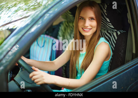 Schöne Mädchen sitzen im Auto Stockfoto