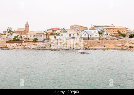 LÜDERITZ, NAMIBIA - 14. Juni 2011: Ein Blick auf Lüderitz an einem trüben Tag. Die kleine Stadt wurde von deutschen Siedlern im Jahre 1883 gegründet. Stockfoto