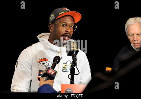 San Jose, Kalifornien, USA. 2. Februar 2016. Denver Broncos außerhalb Linebacker Von Miller (58) im Gespräch mit den Medien in das Team Hotel in Santa Clara, Kalifornien, während einer Pressekonferenz für die National Football League Super Bowl 50 zwischen den Denver Broncos und die Carolina Panthers. Eric Canha/CSM Credit: Cal Sport Media/Alamy Live-Nachrichten Stockfoto