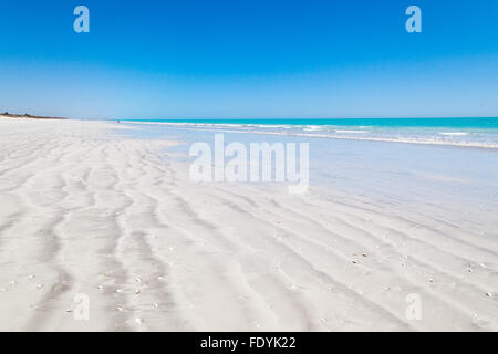 Eighty Mile Beach befindet sich am Strand zwischen Port Hedland und Broome und ist ein idealer Zwischenstopp auf dieser langen Strecke Stockfoto