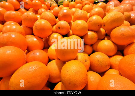 Handvoll frische Orange und Mandarine auf Boxen im Supermarkt Stockfoto