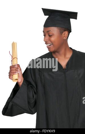 Junge schwarze afrikanische amerikanische Frau in ihrer Graduierung Roben Stockfoto