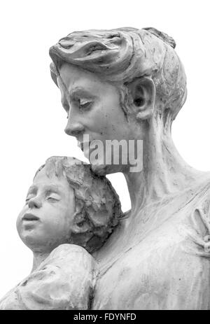 Eine Marmorstatue von Mutter und Sohn, isoliert auf weißem Hintergrund. Stockfoto