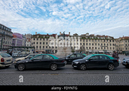 Lissabon, Portugal - 23. Januar 2016: Taxis warten auf Figueira Platz am 23. Januar 2016 in Lissabon, Portugal. Stockfoto