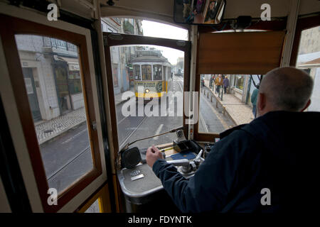 Lissabon, Portugal - 23. Januar 2016: Traditionelle Straßenbahn durch die Straßen von Lissabon in Portugal. Stockfoto