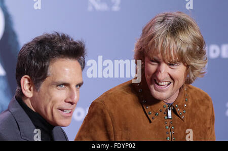 Berlin, Deutschland. 2. Februar 2016. UNS Schauspieler Ben Stiller (L) und Owen Wilson die Deutschland-Premiere seines neuen Films "Zoolander Nr. 2" in Berlin, Deutschland, 2. Februar 2016 besuchen. Der Film startet in den Kinos deutschlandweit am 18. Februar 2016. Foto: Jörg Carstensen/Dpa/Alamy Live News Stockfoto