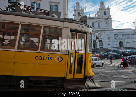 Lissabon, Portugal - 23. Januar 2016: Traditionelle Straßenbahn durch die Straßen von Lissabon in Portugal. Stockfoto