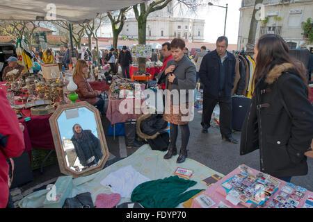 Lissabon, Portugal - 23. Januar 2016: Feira da Ladra, ein Flohmarkt statt zweimal pro Woche zieht Einheimische und Touristen in der Alfama. Stockfoto