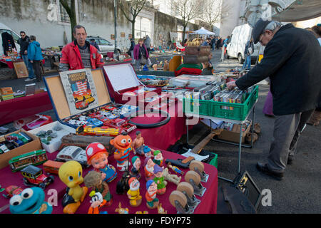 Lissabon, Portugal - 23. Januar 2016: Feira da Ladra, ein Flohmarkt statt zweimal pro Woche zieht Einheimische und Touristen in der Alfama. Stockfoto