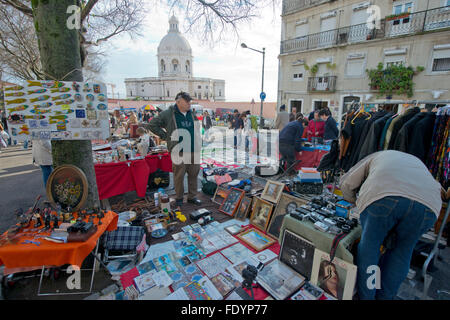 Lissabon, Portugal - 23. Januar 2016: Feira da Ladra, ein Flohmarkt statt zweimal pro Woche zieht Einheimische und Touristen in der Alfama. Stockfoto