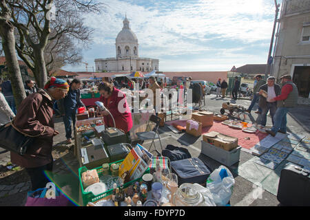 Lissabon, Portugal - 23. Januar 2016: Feira da Ladra, ein Flohmarkt statt zweimal pro Woche zieht Einheimische und Touristen in der Alfama. Stockfoto