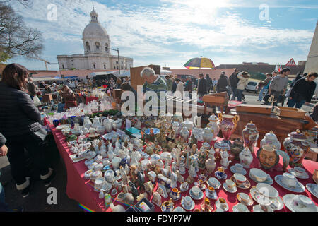 Lissabon, Portugal - 23. Januar 2016: Feira da Ladra, ein Flohmarkt statt zweimal pro Woche zieht Einheimische und Touristen in der Alfama. Stockfoto